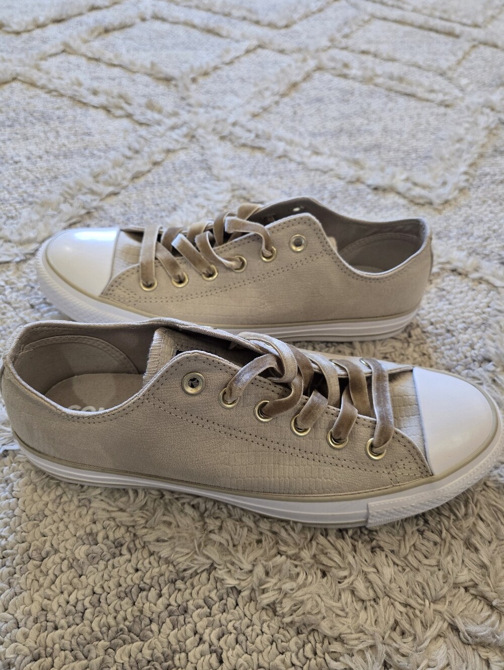 Converse Womens Chuck Taylor All Star Velvet Laces Low Top Sneaker Papyrus Sz 9 - Picture 2 of 9